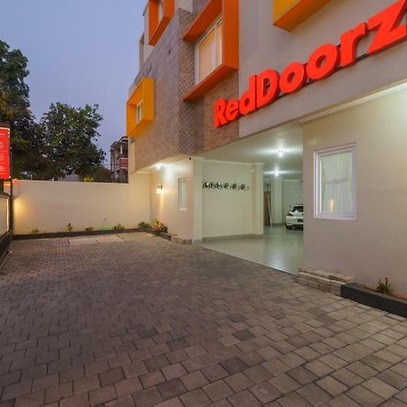 Hotel RedDoorz near Taman Makam Pahlawan Cikutra Bandung Zewnętrze zdjęcie
