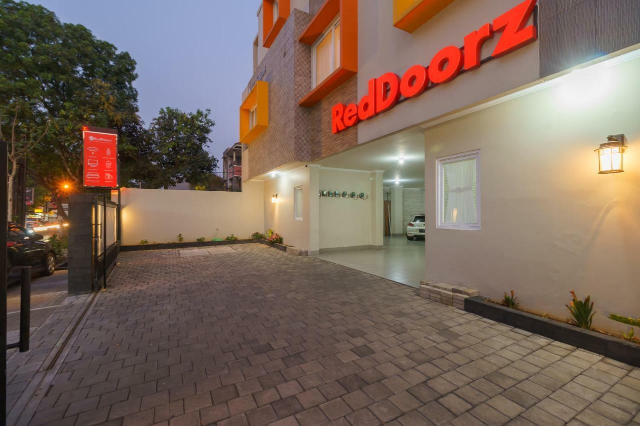 Hotel RedDoorz near Taman Makam Pahlawan Cikutra Bandung Zewnętrze zdjęcie