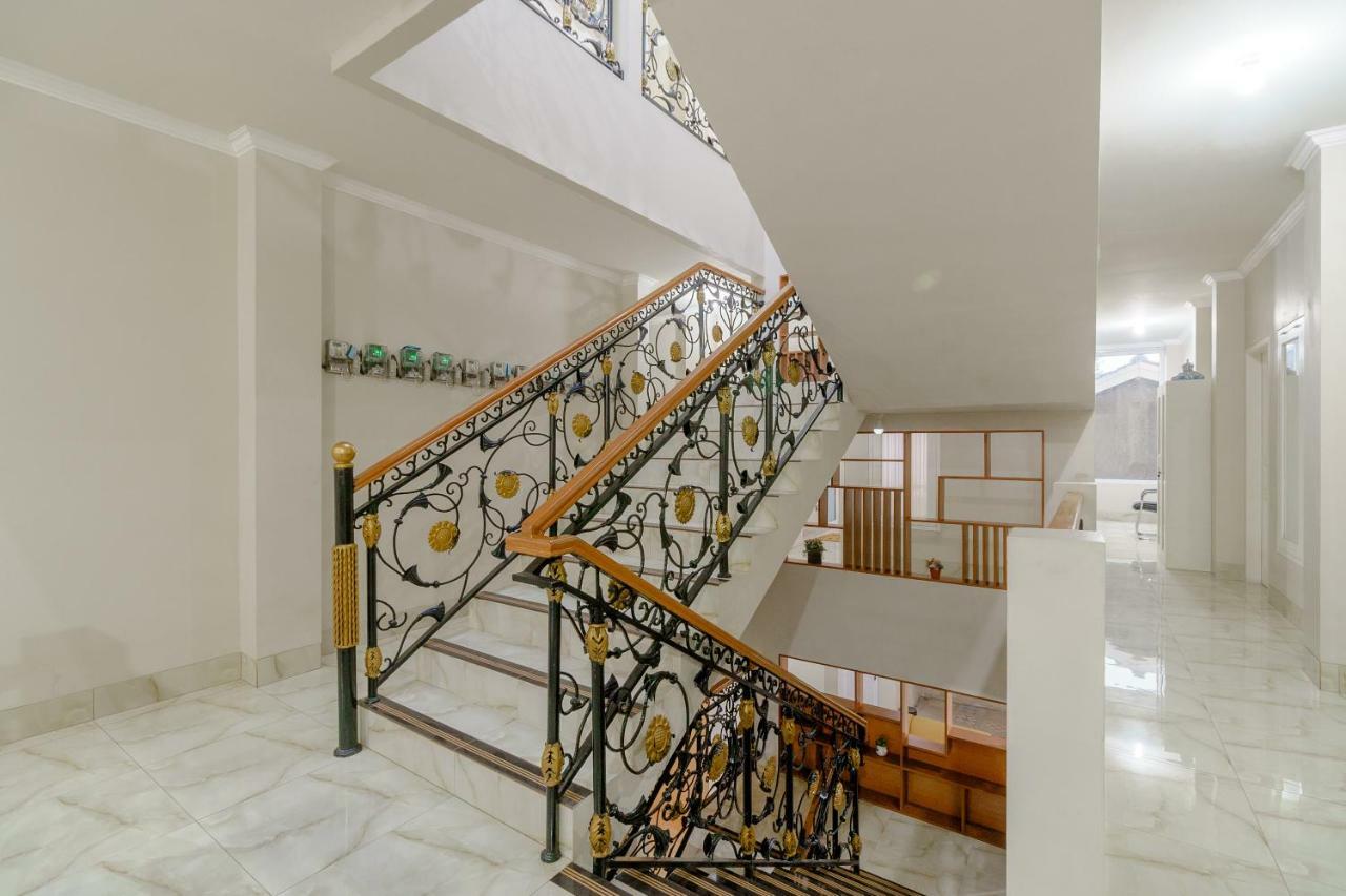 Hotel RedDoorz near Taman Makam Pahlawan Cikutra Bandung Zewnętrze zdjęcie